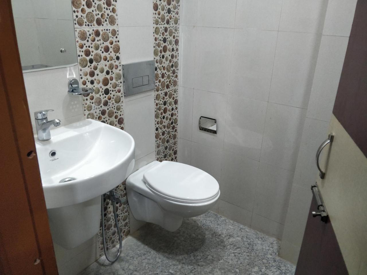 Oyo 16871 Anant Home Stay Шилонг Екстериор снимка